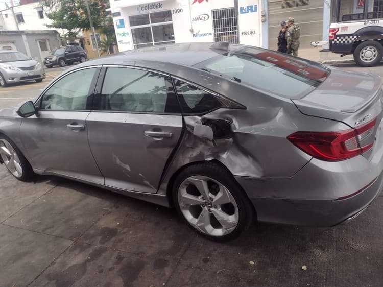 Patrulla choca con automóvil en la colonia Ricardo Flores Magón(+Video)