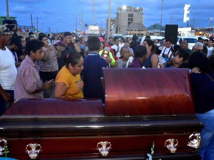 Con cuerpo presente, realizan homenaje a “El Teco, asesinado en Las Choapas  (+Vídeo)