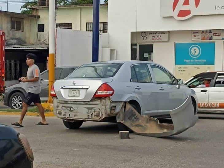 Motociclista se impacta contra un coche en Acayucan