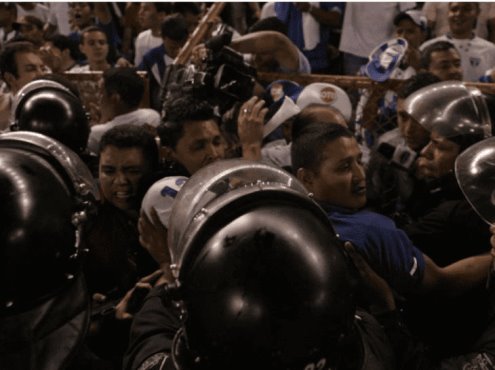 ¡Estampida en estadio de El Salvador! Hay al menos 9 muertos