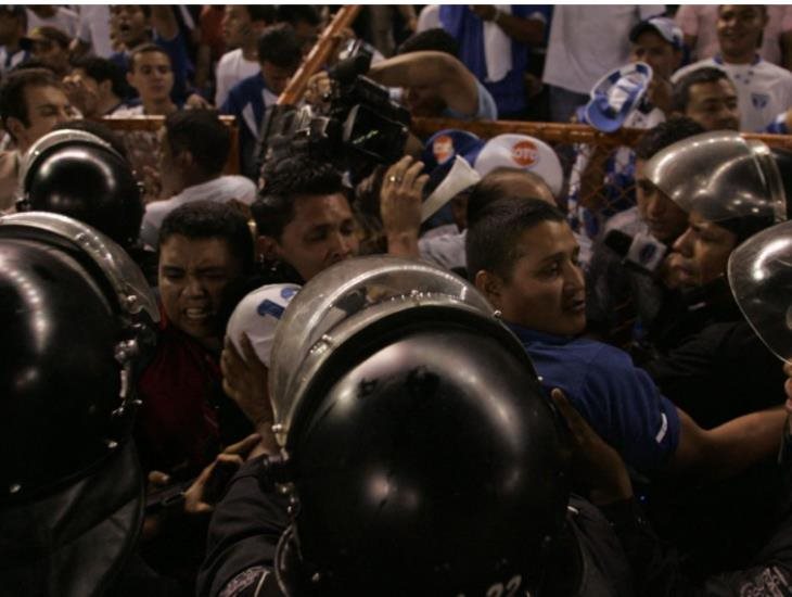 ¡Tragedia! Estampida humana deja muertos dentro del Estadio Cuscatlán en El Salvador