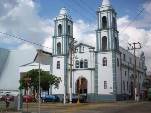 Recaudan fondos con cocina económica para mantenimiento de la catedral de Coatzacoalcos