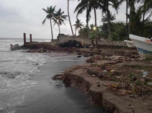 Pueblo costero de Veracruz es amenazado con ser tragado por la furia del océano 
