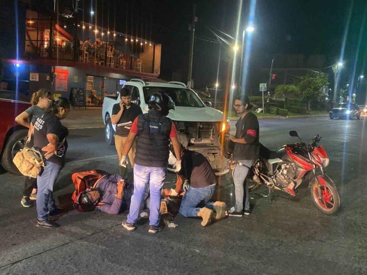Repartidor choca en su motocicleta contra camioneta en Xalapa