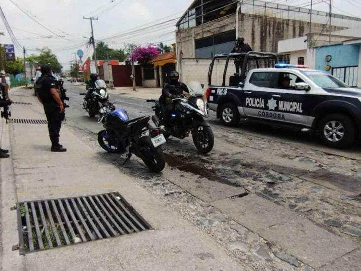 Motocilista intenta evadir retén en Fortín; es detenido tras sufrir un accidente