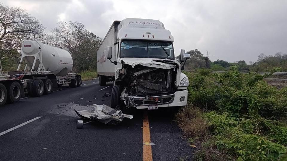 Tráiler choca con otro sobre la autopista Cosamaloapan – La Tinaja