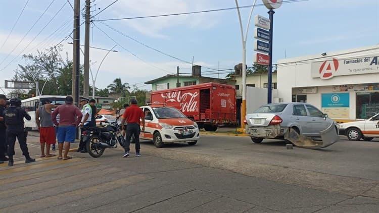Motociclista se impacta contra un coche en Acayucan