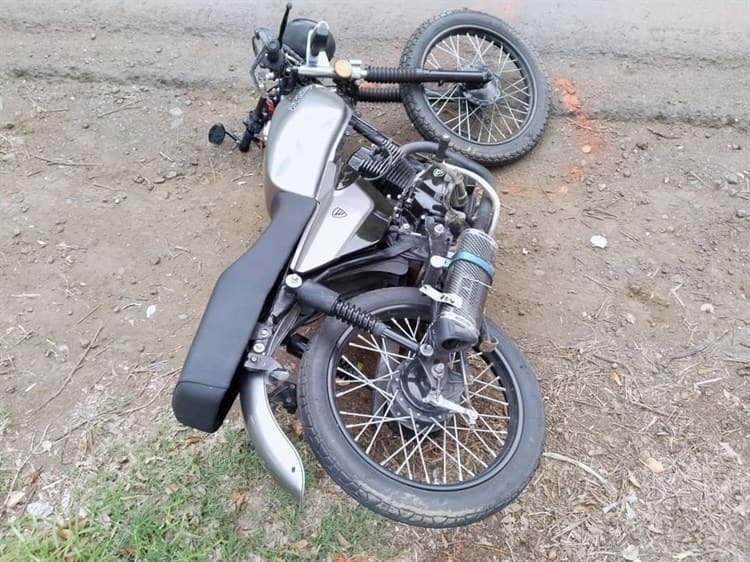 Motociclista sufre accidente en San Andrés Tuxtla; se encuentra delicado de salud