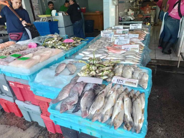 Apenas sobreviven con ventas en mercado de pescaderías