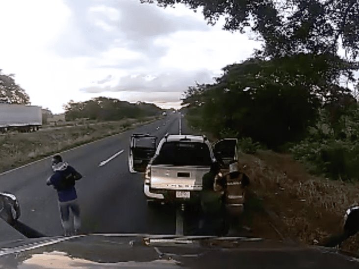 Sujetos armados levantan a conductor de tráiler en carretera de Veracruz (+video)