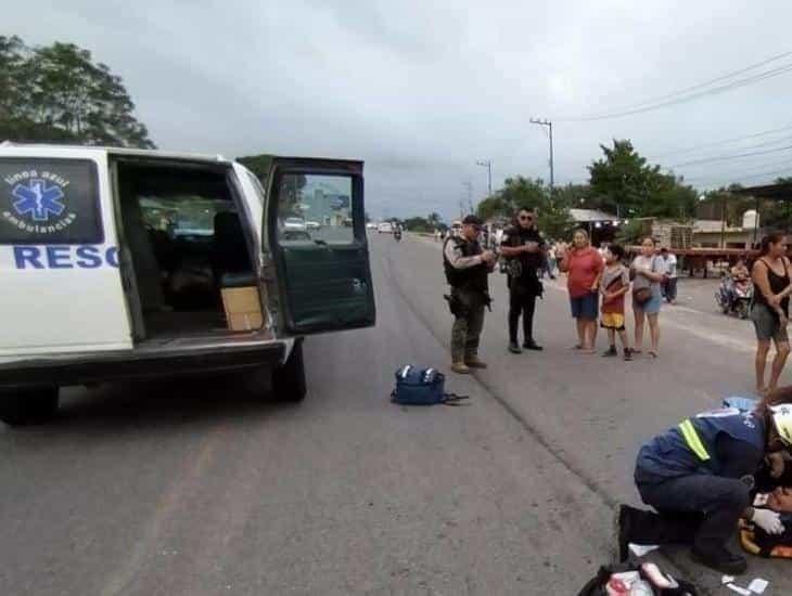 Sujeto ebrio se avienta contra auto en movimiento en Puente Nacional