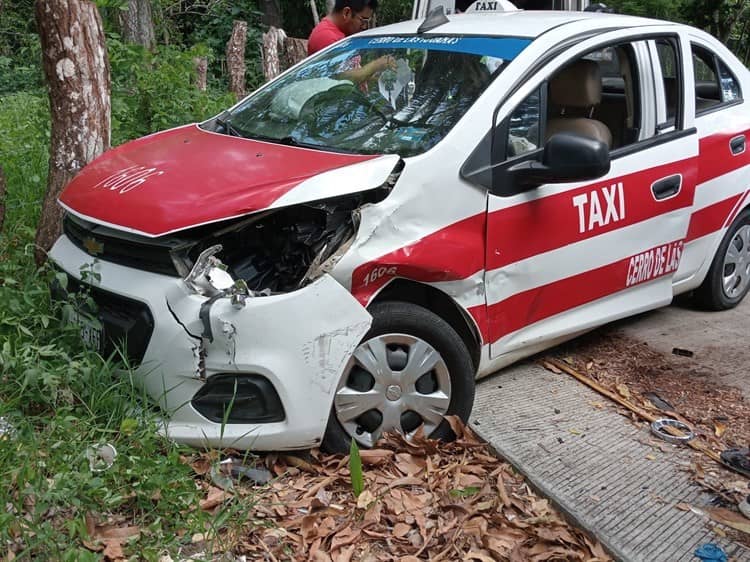 Choque entre auto particular y taxi deja un lesionado en San Andrés Tuxtla