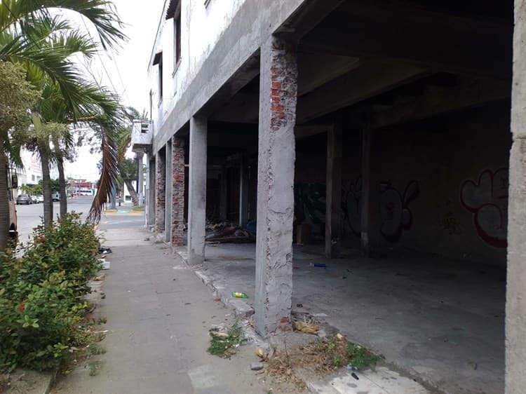 Edificio abandonado del centro de Veracruz ahora es guarida de indigentes