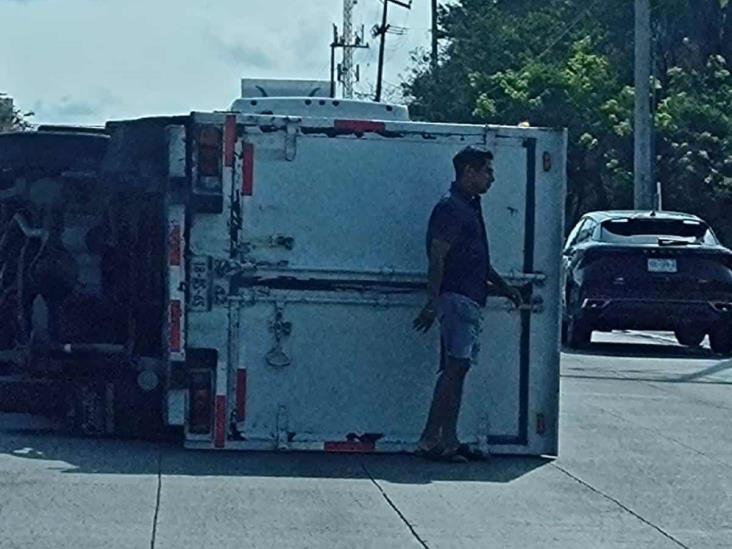 Vuelca camioneta de carga en avenida de Veracruz