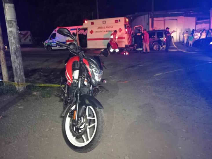 Motociclista resulta lesionada tras derrapar en calles de San Andrés