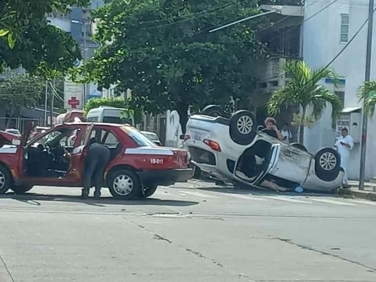 Camioneta vuelca tras chocar contra taxi en Veracruz