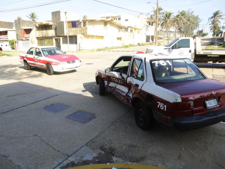 Taxistas chocan en Coatzacoalcos; hay 4 lesionados