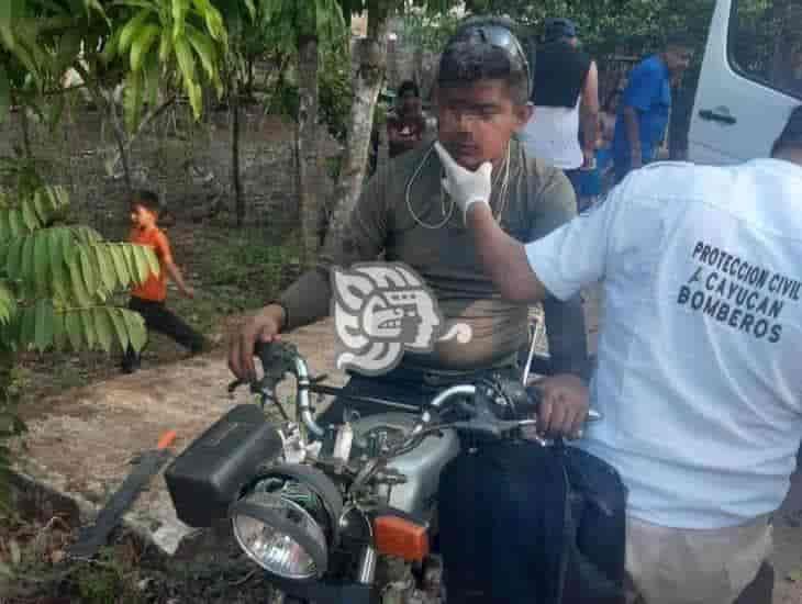 Motociclista casi pierde el ojo tras derrapar en Acayucan
