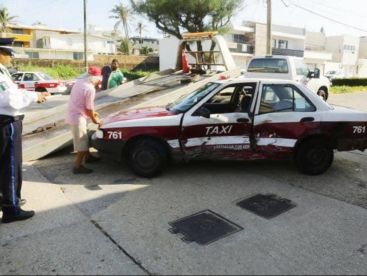 Taxistas chocan en Coatzacoalcos; hay 4 lesionados