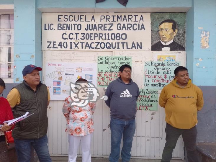 Padres toman primaria de Ixtaczoquitlán; demandan conclusión de obras (+Video)