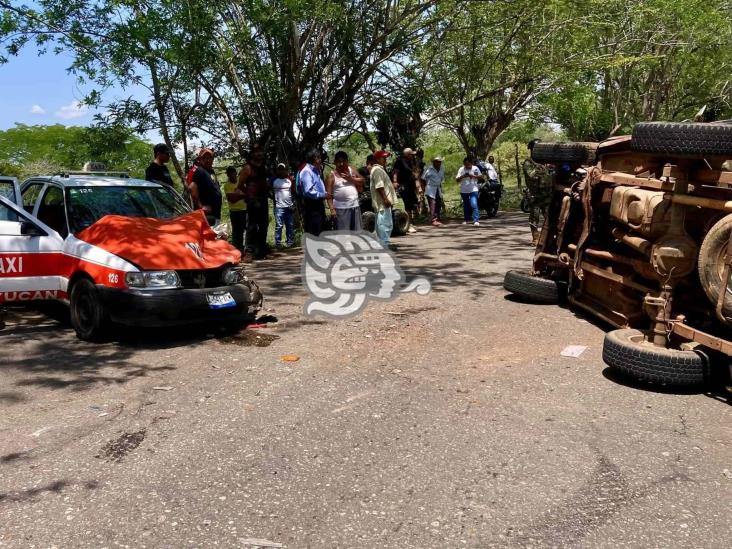 Camioneta vuelca al chocar contra taxi en Acayucan; hay 4 heridos, entre ellos un niño
