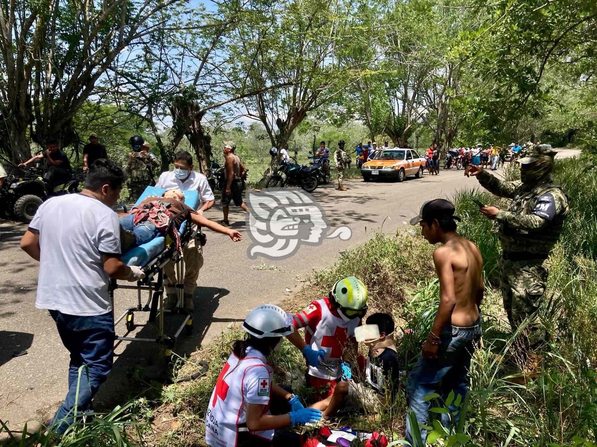 Camioneta Vuelca Al Chocar Contra Taxi En Acayucan Hay Heridos