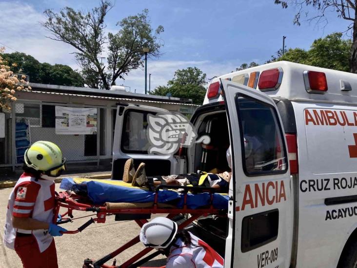 Choque y volcadura en la Acayucan - Congregación Hidalgo deja 4 heridos entre ellos un niño
