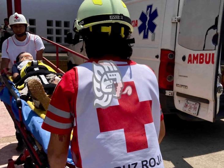 Camioneta vuelca al chocar contra taxi en Acayucan; hay 4 heridos, entre ellos un niño