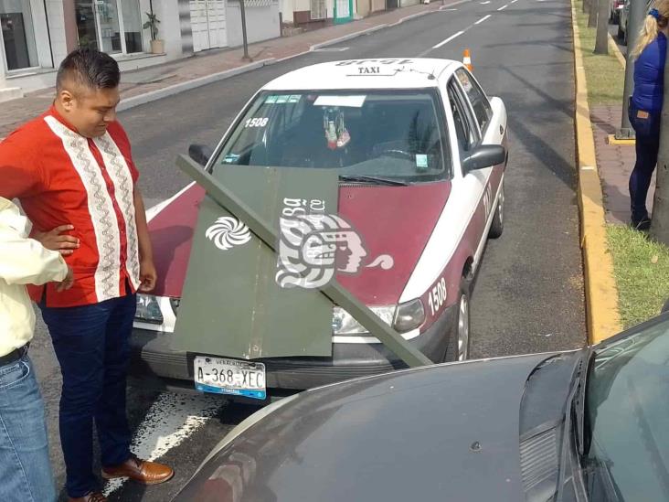 Se registra choque entre auto y taxi en calles de Orizaba
