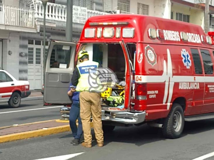 Se registra choque entre auto y taxi en calles de Orizaba