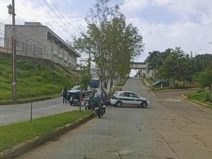 Motociclista se impacta contra taxi en Yanga