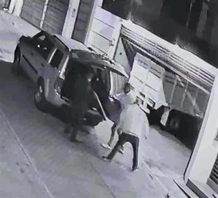 Graban a tres sujetos intentando robar en el centro de Xalapa
