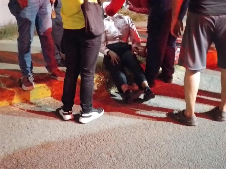 Urbano le cierra el paso a taxi y deja una persona lesionada en el sur de Veracruz