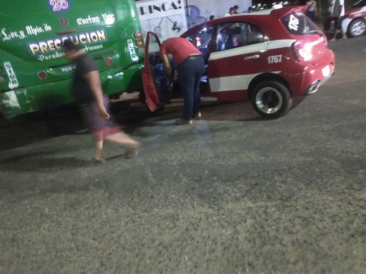 Urbano le cierra el paso a taxi y deja una persona lesionada en el sur de Veracruz