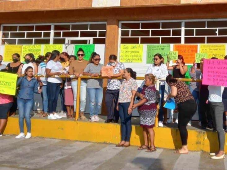 Toman escuela para exigir salida de tutoras en Tihuatlán