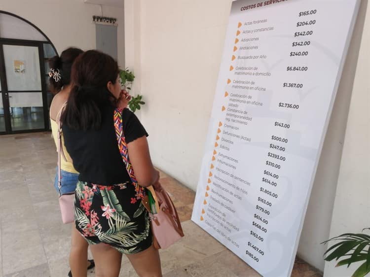 ¿Te interesa algún trámite? Colocan lona con precios de servicios en el Registro Civil