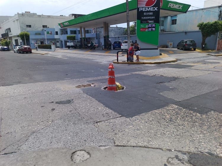 ¡Cuidado! Reportan registro sin tapa en calle del centro de Veracruz