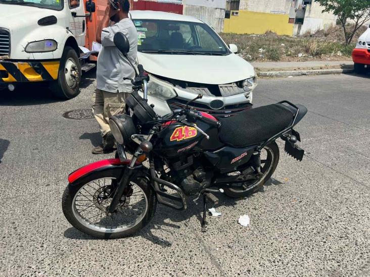 Camioneta impacta a motociclistas en Lagos de Puente Moreno