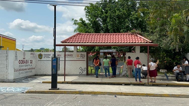 Padres del alumnos del Cobaev 32 toman y bloquean carretera Poza Rica-San Andrés