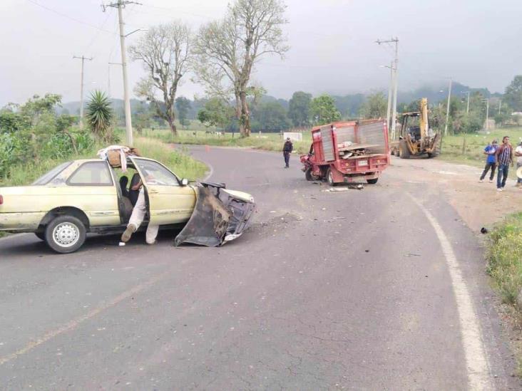 Automóvil y camioneta chocan en la carretera a Naolinco-Acatlán