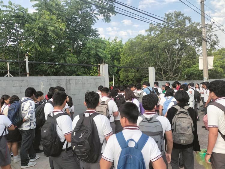 Padres del alumnos del Cobaev 32 toman y bloquean carretera Poza Rica-San Andrés