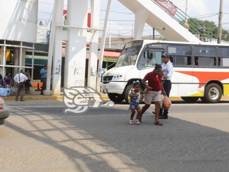 En Cosoleacaque, puente sobre la Transístmica está de adorno