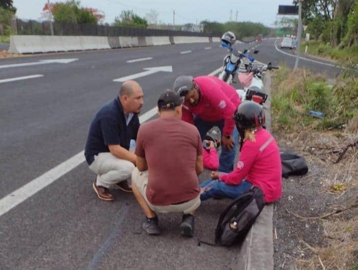 Trabajadores derrapan en su motocicleta en Puente Nacional