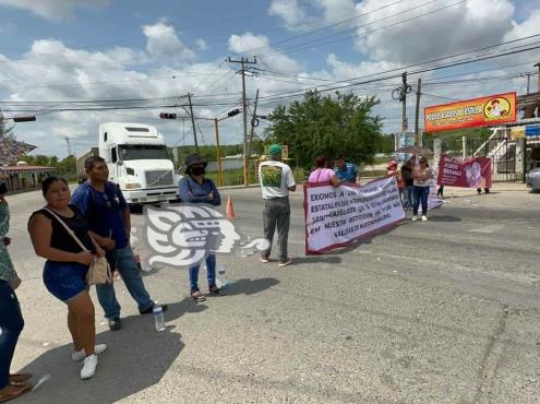 Padres toman Cobaev 32 y bloquean carretera Poza Rica-San Andrés (+Video)