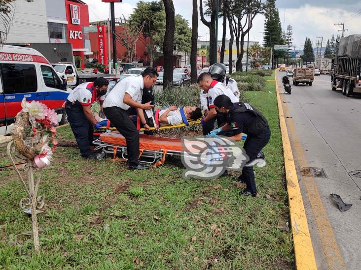 Motopatrullero es atropellado por una camioneta en Xalapa