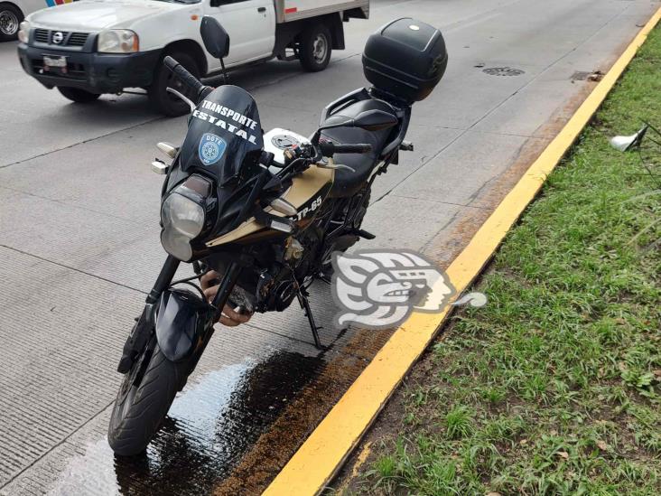 Motopatrullero es atropellado por una camioneta en Xalapa