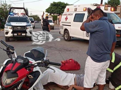 Fuerte choque entre motociclistas en Vega de Alatorre