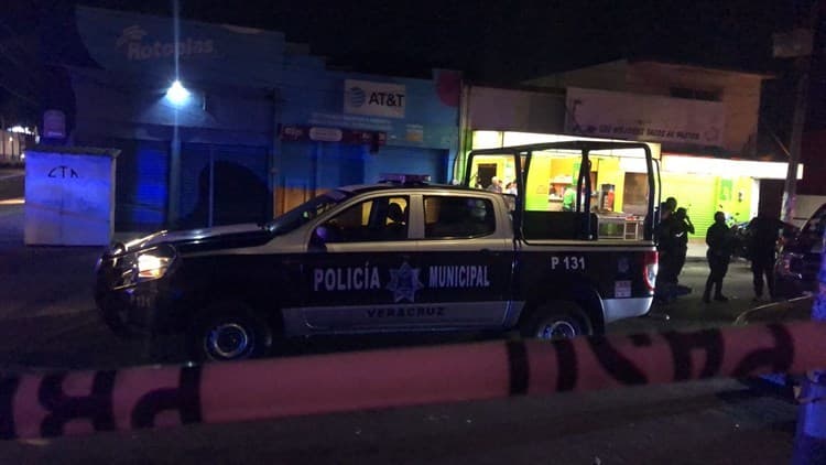 Jóvenes casi atropellan a policías en Veracruz; les ponchan las llantas para evitar que escapen