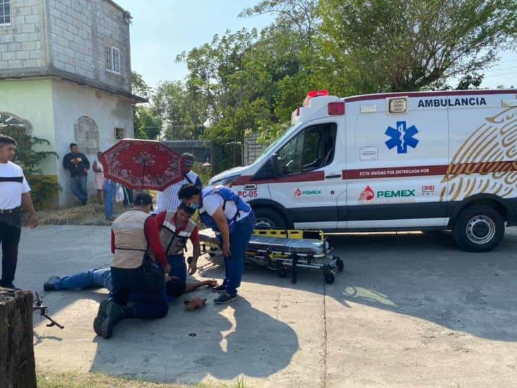 Ciclista pierde el control en calles de Tierra Blanca; cae al pavimento