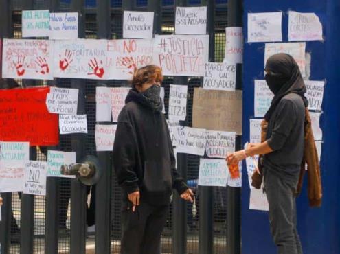 Tras muerte de alumna, encapuchados toman la Prepa 3 de la UNAM